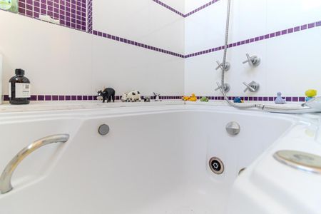 Apartamento à venda com 480m², 4 quartos e 3 vagas Apartamento à venda com 480m², 4 quartos e 3 vagasBanheiro da Suíte 2