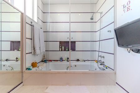 Apartamento à venda com 480m², 4 quartos e 3 vagas Apartamento à venda com 480m², 4 quartos e 3 vagasBanheiro da Suíte 2