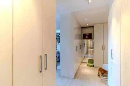 Apartamento à venda com 480m², 4 quartos e 3 vagas Apartamento à venda com 480m², 4 quartos e 3 vagasCloset da Suíte 2