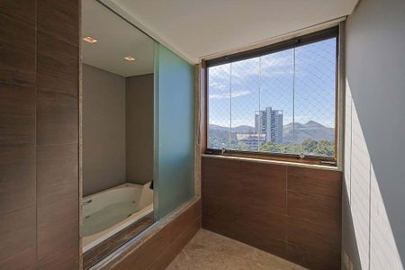 Apartamento para alugar com 245m², 3 quartos e 4 vagas Apartamento para alugar com 245m², 3 quartos e 4 vagasBanheiro da Suíte 3