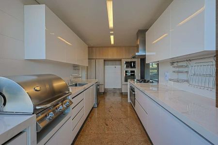 Apartamento para alugar com 245m², 3 quartos e 4 vagas Apartamento para alugar com 245m², 3 quartos e 4 vagasCozinha