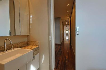 Apartamento para alugar com 245m², 3 quartos e 4 vagas Apartamento para alugar com 245m², 3 quartos e 4 vagasBanheiro da Suíte 2