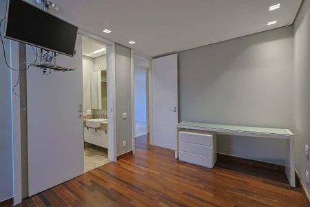 Apartamento para alugar com 245m², 3 quartos e 4 vagas Apartamento para alugar com 245m², 3 quartos e 4 vagasSuíte
