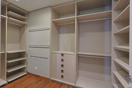 Apartamento para alugar com 245m², 3 quartos e 4 vagas Apartamento para alugar com 245m², 3 quartos e 4 vagasCloset da Suíte 3