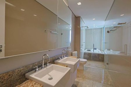 Apartamento para alugar com 245m², 3 quartos e 4 vagas Apartamento para alugar com 245m², 3 quartos e 4 vagasBanheiro da Suíte 3