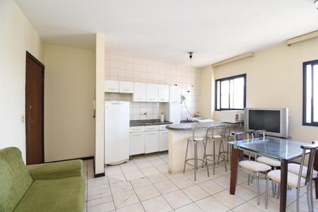 Sala/Cozinha de apartamento para alugar com 1 quarto, 35m² em Centro, Curitiba