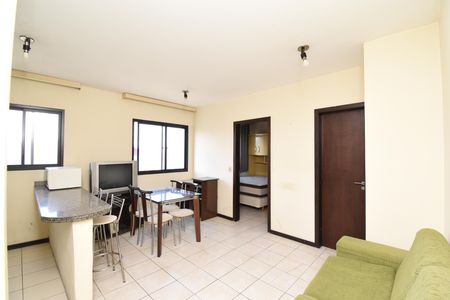 Sala/Cozinha de apartamento para alugar com 1 quarto, 35m² em Centro, Curitiba