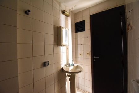 Banheiro social de apartamento para alugar com 1 quarto, 35m² em Centro, Curitiba