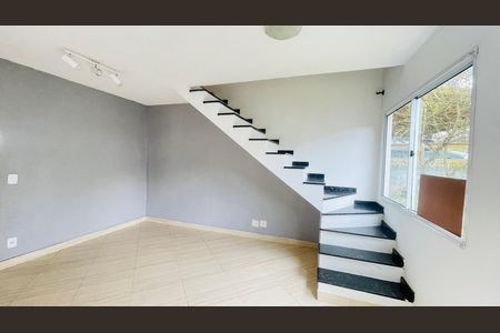Sala de casa de condomínio para alugar com 3 quartos, 91m² em Jardim Isis, Cotia