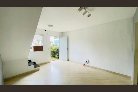 Sala de casa de condomínio para alugar com 3 quartos, 91m² em Jardim Isis, Cotia