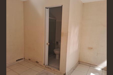 Banheiro de kitnet/studio para alugar com 1 quarto, 25m² em Vargem Grande, Rio de Janeiro