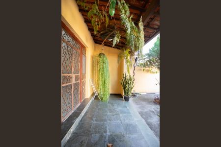 Varanda de casa à venda com 3 quartos, 300m² em Vila Pérola, Belo Horizonte