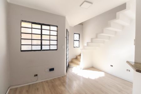 Sala de casa de condomínio para alugar com 2 quartos, 60m² em Núcleo Lageado, São Paulo