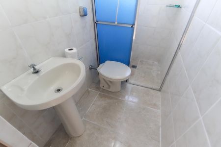 Banheiro de casa de condomínio para alugar com 2 quartos, 60m² em Núcleo Lageado, São Paulo