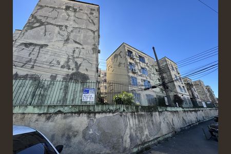 Fachada + placa de apartamento para alugar com 2 quartos, 60m² em Pilares, Rio de Janeiro