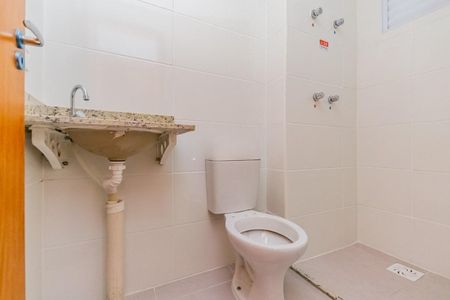 Banheiro de apartamento para alugar com 2 quartos, 44m² em Jardim Itu, Porto Alegre