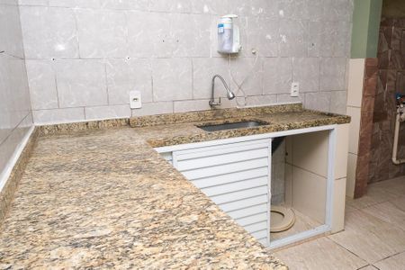 Cozinha de casa de condomínio para alugar com 2 quartos, 55m² em Ponto Chic, Nova Iguaçu