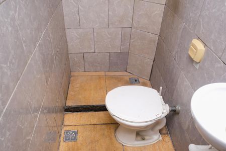 Banheiro de casa de condomínio para alugar com 2 quartos, 55m² em Ponto Chic, Nova Iguaçu