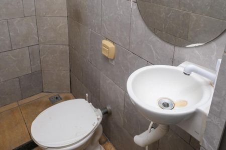 Casa de condomínio para alugar com 55m², 2 quartos e sem vaga Casa de condomínio para alugar com 55m², 2 quartos e sem vagaBanheiro