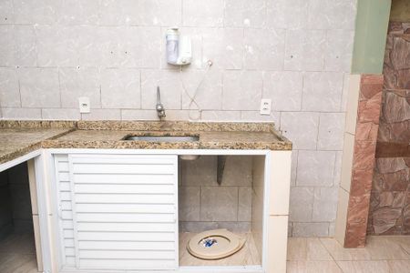 Cozinha de casa de condomínio para alugar com 2 quartos, 55m² em Ponto Chic, Nova Iguaçu