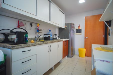 Cozinha de apartamento à venda com 3 quartos, 90m² em Santa Cecília, Porto Alegre