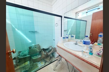 Casa para alugar com 320m², 4 quartos e 6 vagasBanheiro