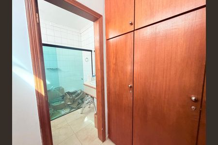 Casa para alugar com 320m², 4 quartos e 6 vagasBanheiro