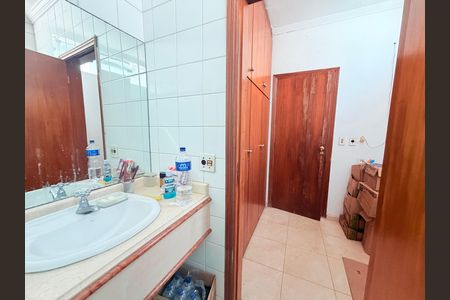 Casa para alugar com 320m², 4 quartos e 6 vagasBanheiro 