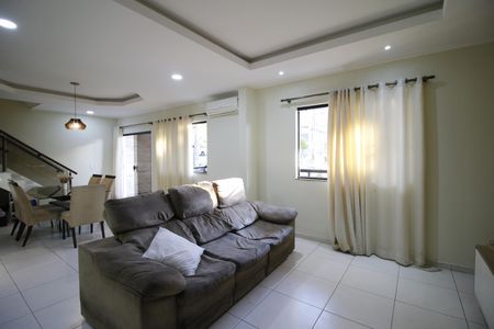 Casa de condomínio para alugar com 420m², 4 quartos e 2 vagasSala