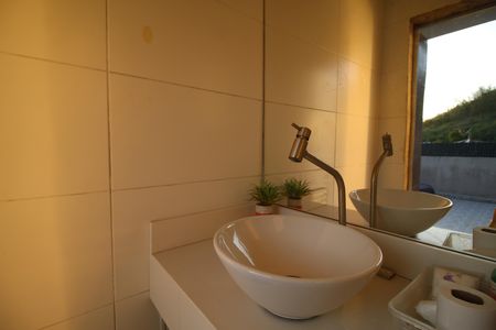 Casa de condomínio para alugar com 420m², 4 quartos e 2 vagasBanheiro do terraço