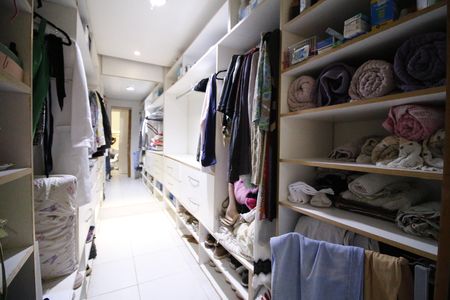 Closet da suíte 4 de casa de condomínio para alugar com 4 quartos, 420m² em Taquara, Rio de Janeiro