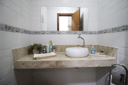 Casa de condomínio para alugar com 420m², 4 quartos e 2 vagasLavabo