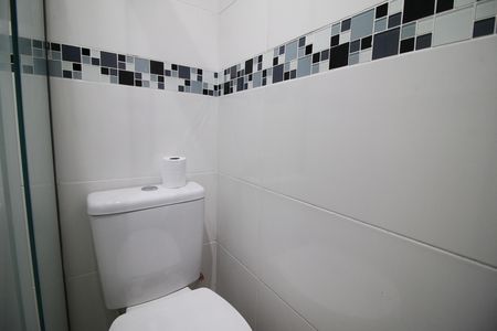 Casa de condomínio para alugar com 420m², 4 quartos e 2 vagasBanheiro da Suíte 2
