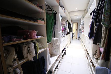 Casa de condomínio para alugar com 420m², 4 quartos e 2 vagasCloset da suíte 4