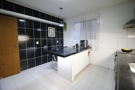 Casa de condomínio para alugar com 420m², 4 quartos e 2 vagasCozinha