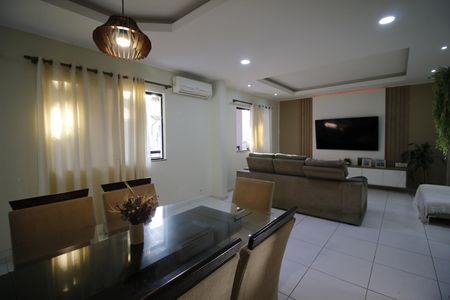Casa de Condomínio para alugar com 4 quartos, 420m² em Taquara, Rio de Janeiro