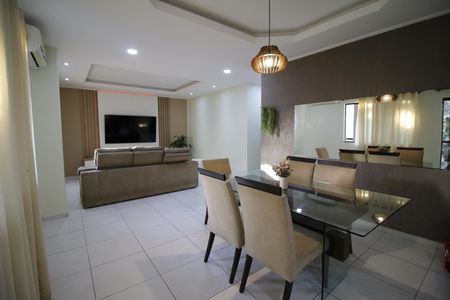 Casa de condomínio para alugar com 420m², 4 quartos e 2 vagasSala