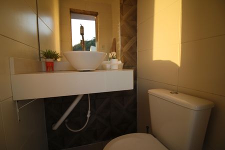 Casa de condomínio para alugar com 420m², 4 quartos e 2 vagasBanheiro do terraço