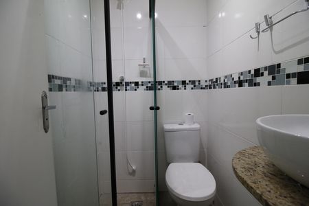 Casa de condomínio para alugar com 420m², 4 quartos e 2 vagasBanheiro da Suíte 2