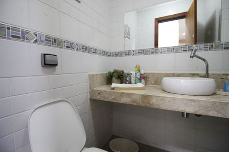 Casa de condomínio para alugar com 420m², 4 quartos e 2 vagasLavabo