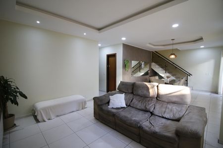 Casa de condomínio para alugar com 420m², 4 quartos e 2 vagasSala
