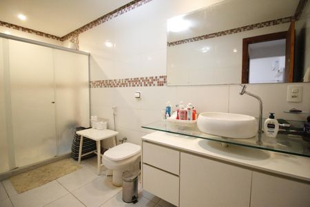 Casa de condomínio para alugar com 420m², 4 quartos e 2 vagasBanheiro da Suíte 4