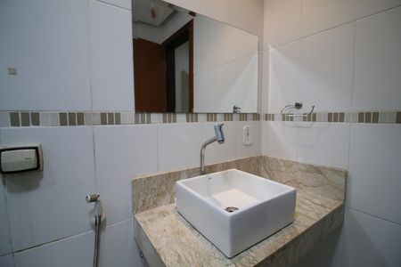 Casa de condomínio para alugar com 420m², 4 quartos e 2 vagasBanheiro da Suíte 1