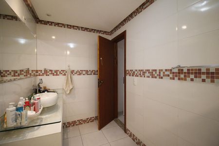 Banheiro da Suíte 4 de casa de condomínio para alugar com 4 quartos, 420m² em Taquara, Rio de Janeiro
