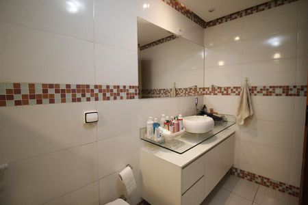 Casa de condomínio para alugar com 420m², 4 quartos e 2 vagasBanheiro da Suíte 4