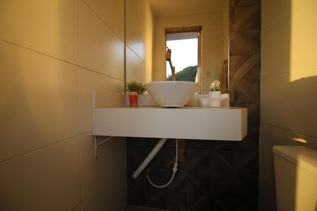 Casa de condomínio para alugar com 420m², 4 quartos e 2 vagasBanheiro do terraço