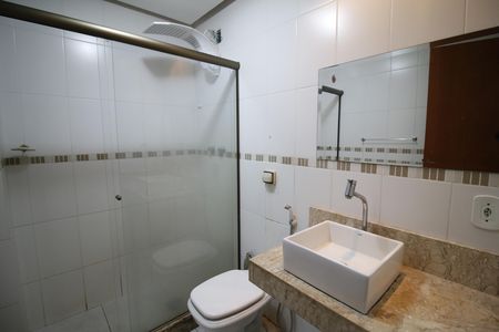 Casa de condomínio para alugar com 420m², 4 quartos e 2 vagasBanheiro da Suíte 1