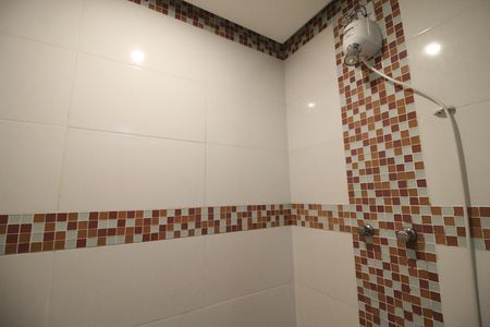 Casa de condomínio para alugar com 420m², 4 quartos e 2 vagasBanheiro da Suíte 4