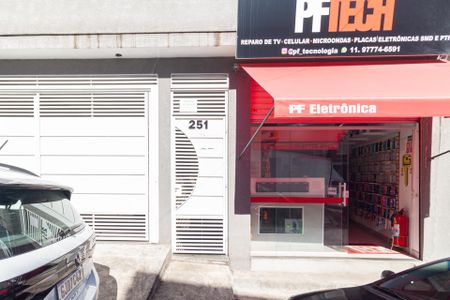 Fachada de casa para alugar com 2 quartos, 70m² em Vila Silviania, Carapicuíba