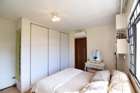 Casa à venda com 220m², 4 quartos e 2 vagasSuíte 3